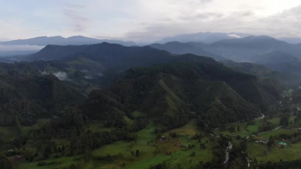 Sartén Lenta Exuberante Valle Montaña Verde Por Mañana — Vídeo de stock