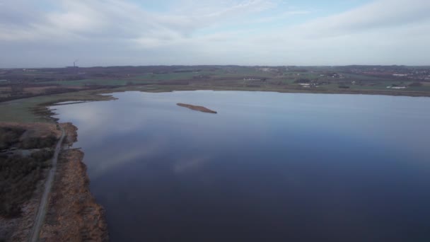 Video Drone Alto Livello Del Lago Scandinavo Nel Paesaggio Invernale — Video Stock