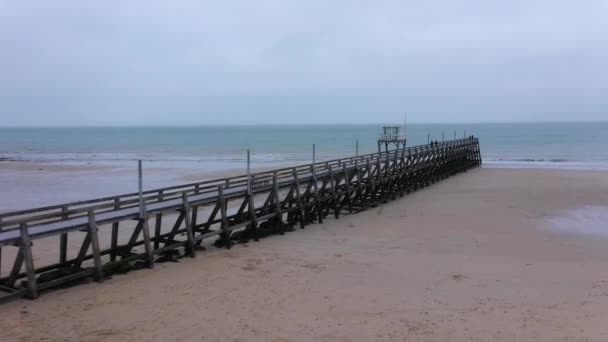 Vista Aérea Del Muelle Luc Sur Mer Normandía — Vídeos de Stock