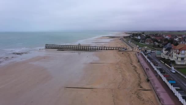 Luchtfoto Van Luc Sur Mer Strand Normandy Met Uitzicht Pier — Stockvideo