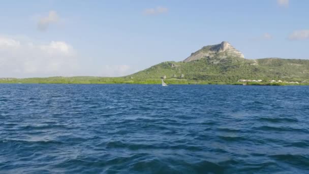 Liten Segelbåt Seglar Över Havet Framför Tafelberg Berget Den Karibiska — Stockvideo