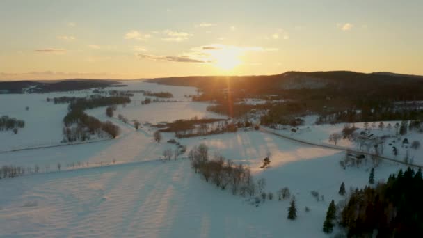 Malebný Zimní Vzdušný Let Nad Zamrzlou Zasněženou Krajinou Při Západu — Stock video