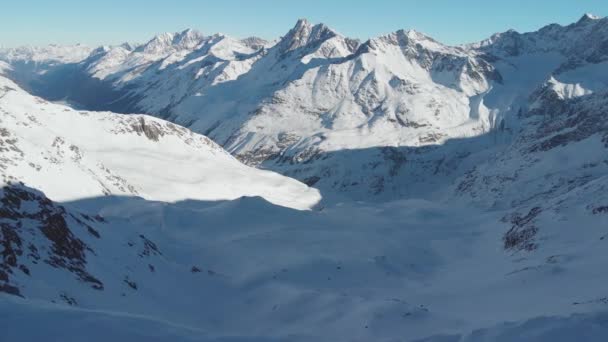 Вид Воздуха Лыжников Фрирайдеров Готовящихся Фристайлу Горной Вершины Обратный Дронный — стоковое видео