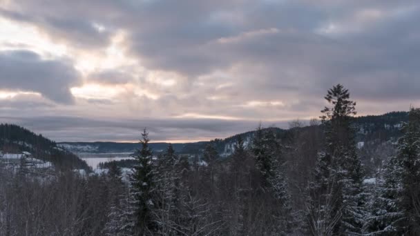 Snöig Skog Bergen Med Fluffiga Moln Himlen Gryningen Tidsförskjutning — Stockvideo