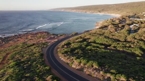 Vista Panorámica Aérea Carretera Cruza Través Del Paisaje Natural Frente — Vídeo de stock