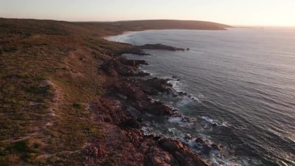日落时空中俯瞰美丽的海岸线 澳大利亚 慢动作 — 图库视频影像