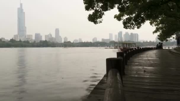 Lago Barco Sul Cidade Chinesa Contra Horizonte Poluído — Vídeo de Stock