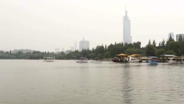 Ocupado Lago Barco Nanjing China Com Vista Para Torre Zifeng — Vídeo de Stock