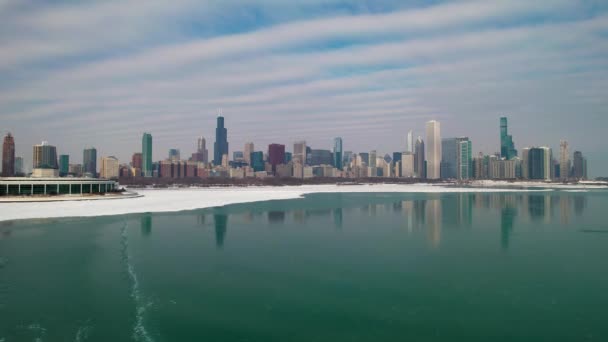 Vinterscenen Chicago City Skyline Antenn Över Frusen Sjö — Stockvideo