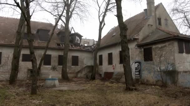 Lenta Toma Panorámica Casa Abandonada Solitaria Con Techo Destruido Graffiti — Vídeo de stock