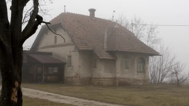 曇りと霧の日の間に放棄された農場で神秘的な古い恐怖の家の広いショット — ストック動画