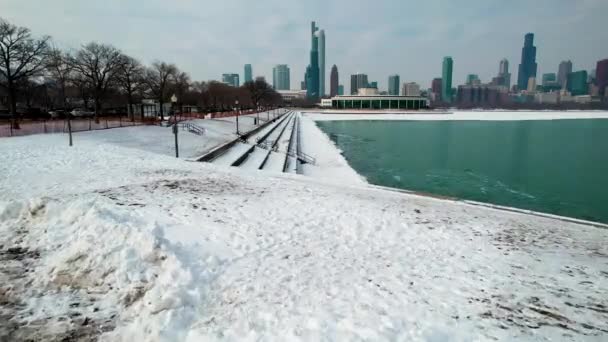 Drone Volando Bajo Sobre Nieve Lago Congelado City Skyline — Vídeos de Stock