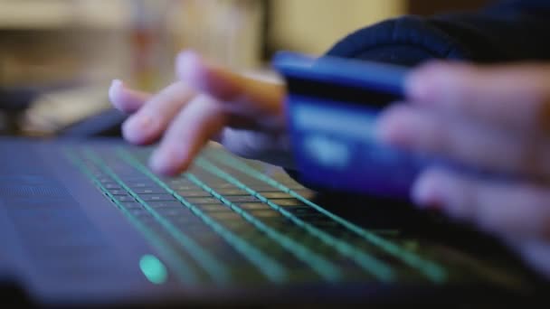 Feche Mãos Femininas Inserindo Dados Cartão Crédito Faz Compra Contas — Vídeo de Stock