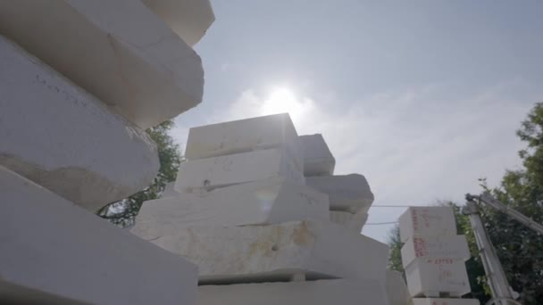 Heap Blocos Pedra Makrana Marble Manufacturing Contra Sunny Sky Ângulo — Vídeo de Stock