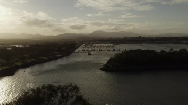 Scatto Aereo Ascendente Del Porto Turistico Con Attracco Yacht Barche — Video Stock