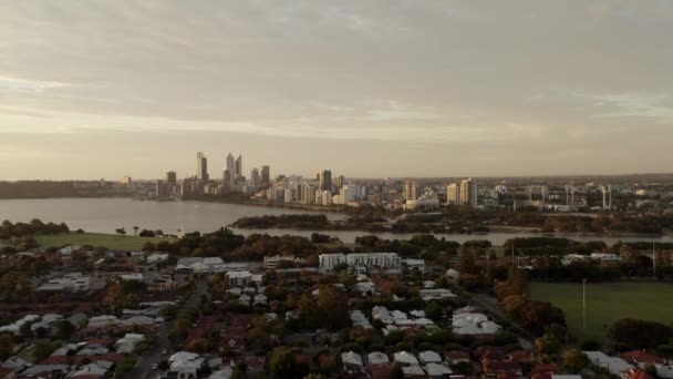 Drone Panorama Horizonte Moderno Com Torre Arranha Céus Baía Perth — Vídeo de Stock