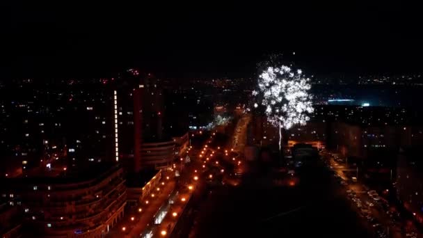 新年前夜的天空充满了明亮的焰火 无人驾驶飞机库存视频 — 图库视频影像