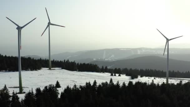 Drie Windmolens Maken Groene Elektriciteit Bergen Prachtig Filmisch Uitzicht — Stockvideo