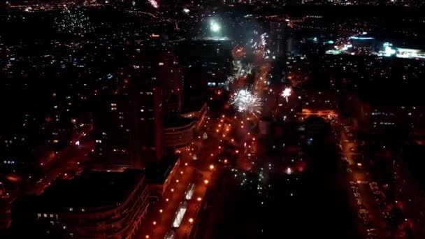 Fogos Artifício Meio Uma Cidade Forwardmoving Drone Shot — Vídeo de Stock