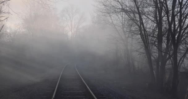 Humo Llena Aire Cerca Las Vías Del Tren Mientras Los — Vídeos de Stock