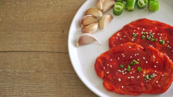 韩国腌猪肉或生鲜猪肉 用韩国辣椒酱腌制 韩国式烧烤 — 图库视频影像