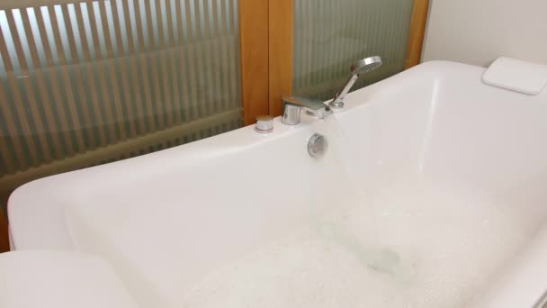 Banheira Com Sabão Suds Preparando Banho Água Quente Flui Torneira — Vídeo de Stock