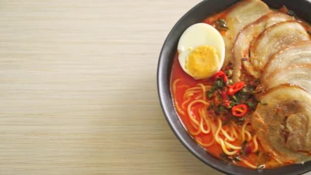 Ramen Tészta Fűszeres Tomyum Leves Sült Sertéshússal Fúziós Ételstílus — Stock videók