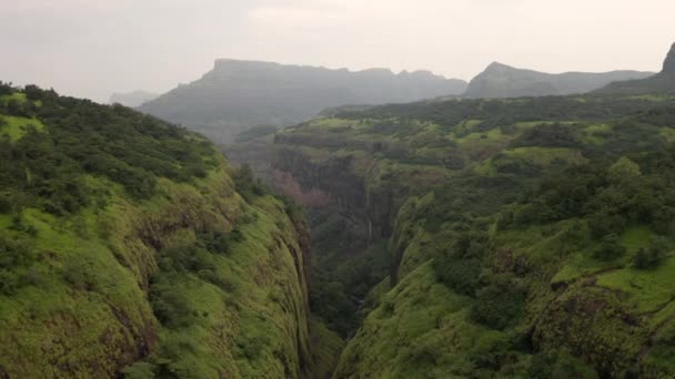 Piękna Sielankowa Sceneria Pasma Górskiego Tamhini Ghat Indiach Zdjęcia Lotnicze — Wideo stockowe