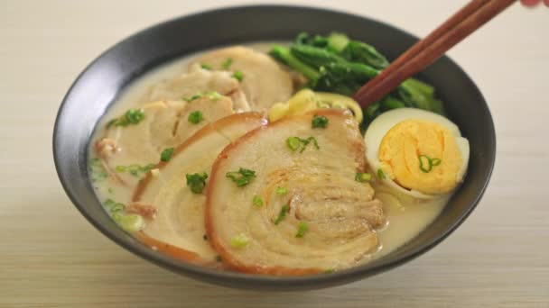 豚骨スープにチャーシューと卵 とんこつラーメン 日本料理スタイル — ストック動画