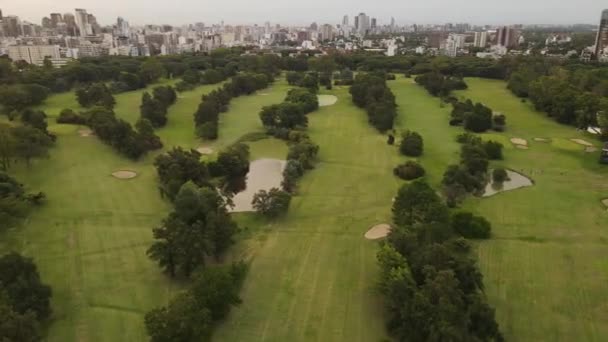 Aerial Panorama Άποψη Του Γκολφ Κλαμπ Πράσινο Γκαζόν Δέντρα Και — Αρχείο Βίντεο