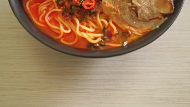 Ramen Tészta Fűszeres Tomyum Leves Sült Sertéshússal Fúziós Ételstílus — Stock videók