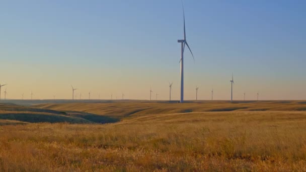 Ett Väderkvarnsfält Gyllene Wyoming Slätt Med Djupa Skuggor Mot Strålande — Stockvideo