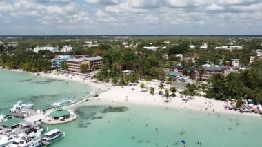 DOMINICAN REPUBLIC - BOCA CHICA 2022 - Karayipler 'deki turistler için otellerin üzerinden geniş açılı çekim.