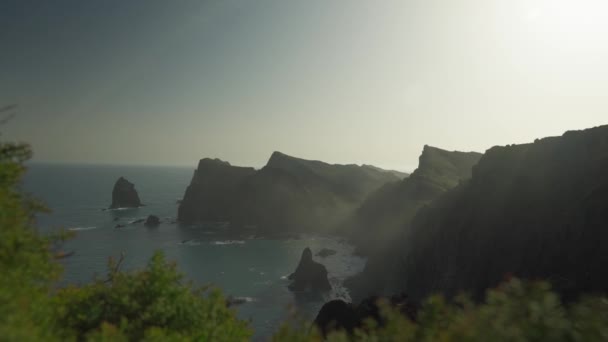 Zerklüftete Klippen Der Vulkaninsel Mit Strahlender Morgensonne Bodenvegetation Vordergrund Malerische — Stockvideo