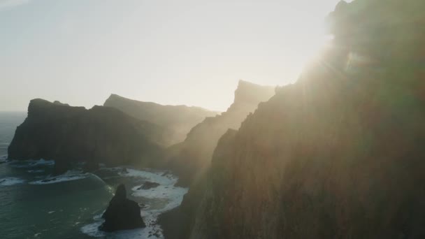 Steile Bergkliffen Aan Rand Van Atlantische Oceaan Van Madeira Fel — Stockvideo