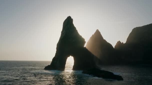 Strahlender Sonnenschein Gegenlicht Hinter Silhouetten Felsbogenformationen Madeira — Stockvideo