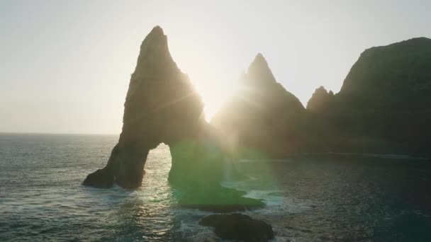大西洋の島の海岸でギザギザの岩のアーチ形成の背後に明るい日差し — ストック動画