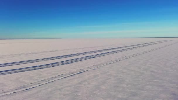 Luchtfoto Van Een Lege Ijsovergang Besneeuwde Bevroren Zee Rondcirkelen Drone — Stockvideo