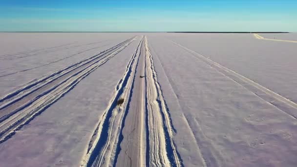 Vista Aérea Drones Seguindo Carro Estrada Gelo Hailuoto Oulu Finlândia — Vídeo de Stock