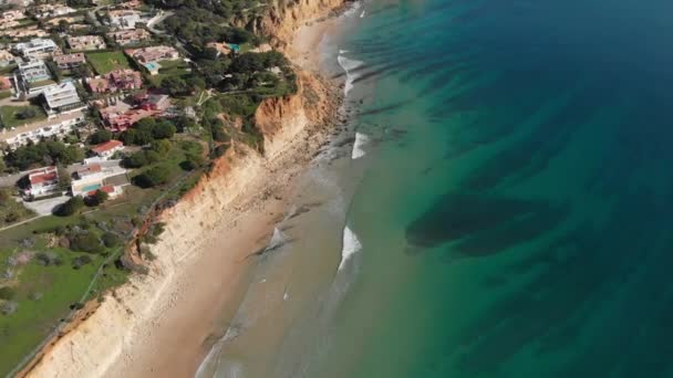 Prudké Pískovcové Útesy Podél Idylického Pobřeží Lagosu Portugalsko — Stock video