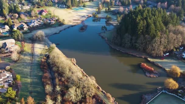 地元の湖を見下ろす4K空中ドローンショット — ストック動画