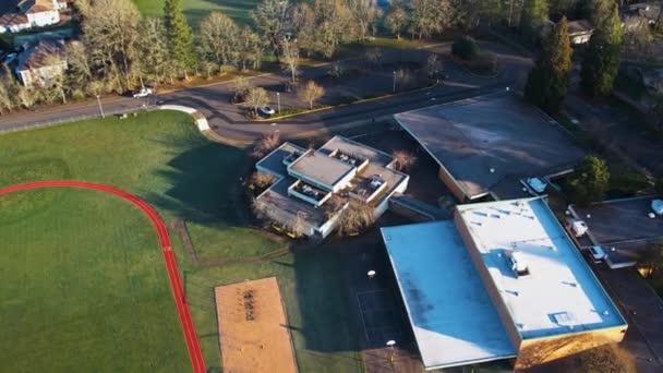 可俯瞰太平洋西北部公立学校的4K无人驾驶飞机射击 — 图库视频影像