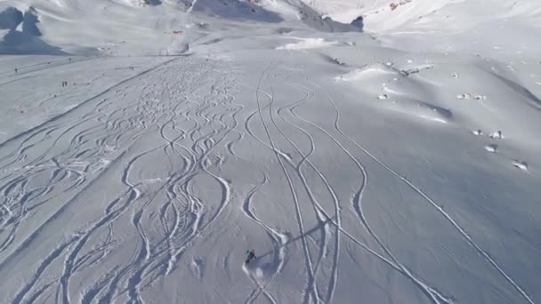 Αεροφωτογραφία Drone Πάνω Από Σκιέρ Σλάλομ Σκι Χιονισμένες Πλαγιές Στο — Αρχείο Βίντεο