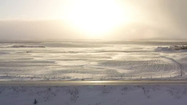 Gün Doğumunda Kar Kaplı Arazilerde Panoramik Görüntü Hava Aracı Görüntüsü — Stok video