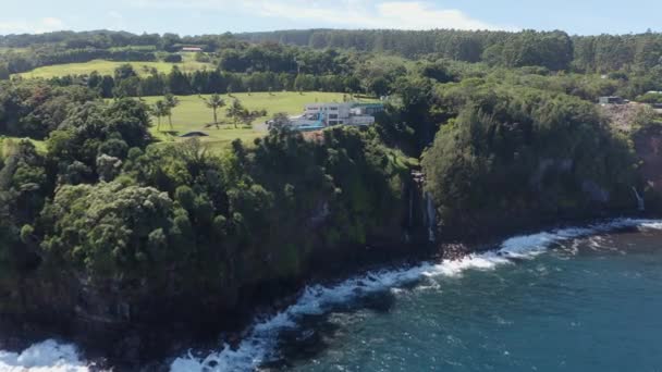 緑豊かな緑に囲まれた崖の側にある豪華なプライベートリゾートのドローンショット ハワイのビッグアイランドの自然景観と滝の美しい景色 Uhd — ストック動画