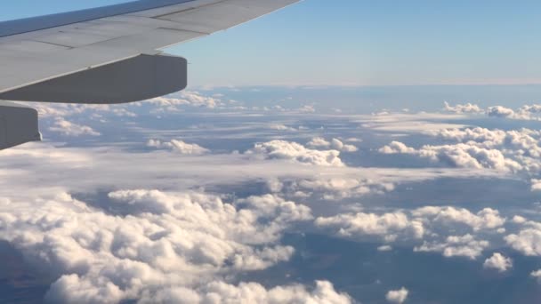 Bulutların Üzerinde Uçan Uçağın Penceresinden Uçağın Uluslararası Uçuş Görüntüleri — Stok video