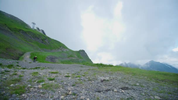 Ciclista Está Montando Uma Trilha Alta Altitude — Vídeo de Stock