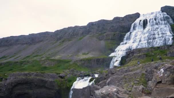 Turistas Andando Frente Cachoeira Dynjandi Islândia Tiro Largo — Vídeo de Stock