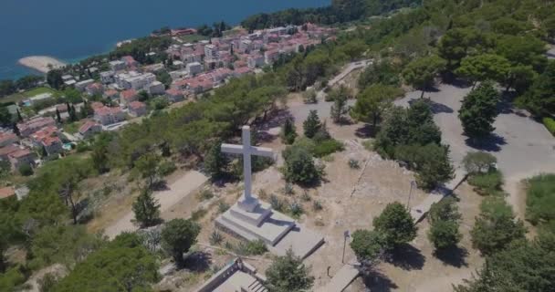 从克罗地亚斯普利特Suma Marjan公园的白石十字架上飞走 背景是亚得里亚海 — 图库视频影像