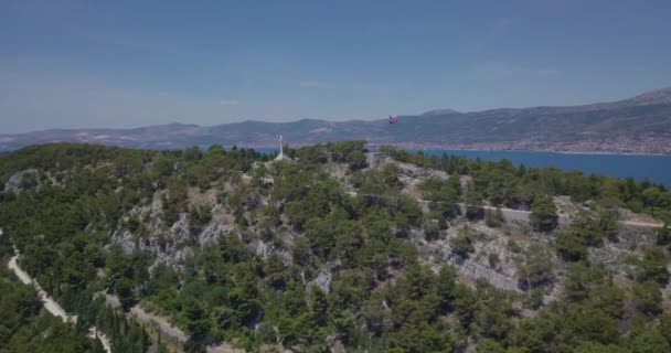 Voler Vers Dessus Drapeau Croatie Avec Mer Adriatique Arrière Plan — Video